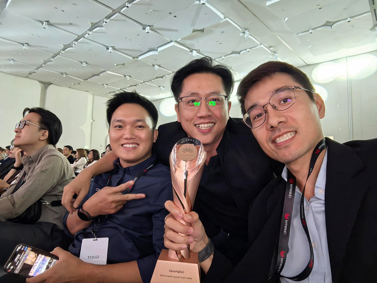 Đại diện CellphoneS nhận giải thưởng Retailer Partner từ Huawei khu vực APAC