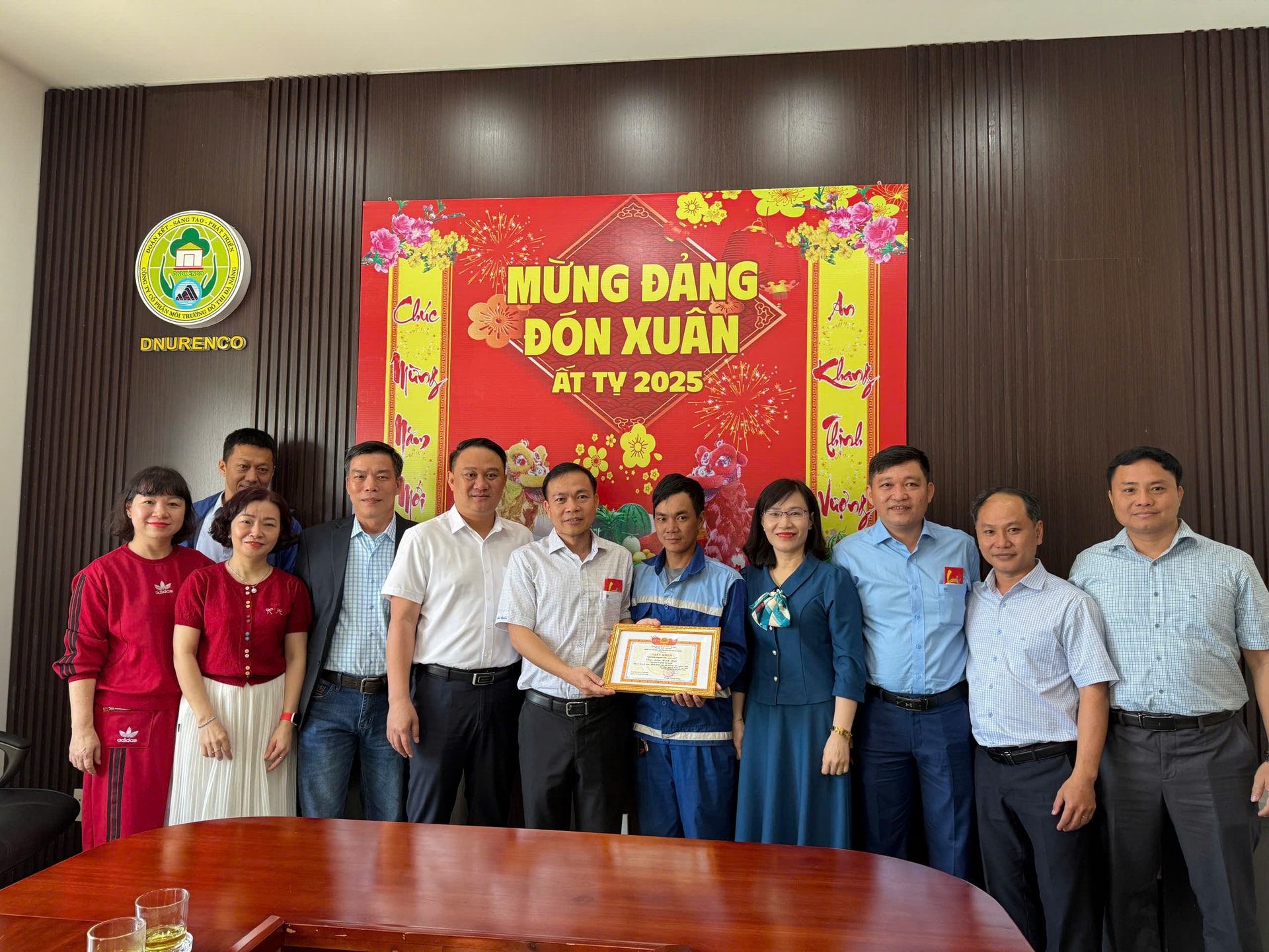 Công ty CP Môi trường đô thị Đà Nẵng khen thưởng các gương