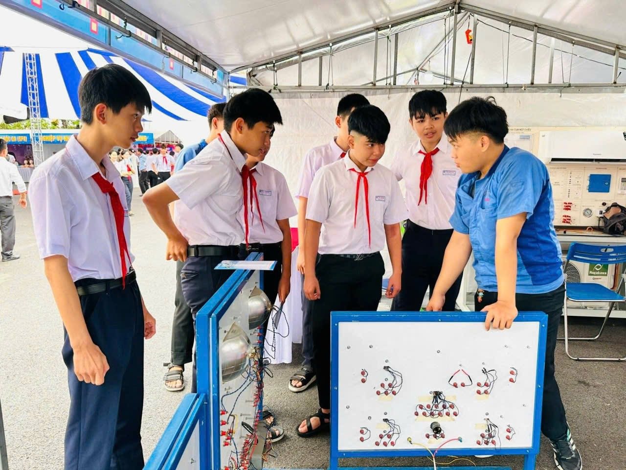 นักเรียนมัธยมต้นสำรวจหลักสูตรฝึกอบรมวิชาชีพที่เปิดสอนโดยวิทยาลัยอาชีวศึกษาเอ้เวียด ภาพ: ถู ฮา