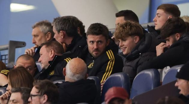 HLV Michael Carrick theo dõi trận đấu của U21 MU