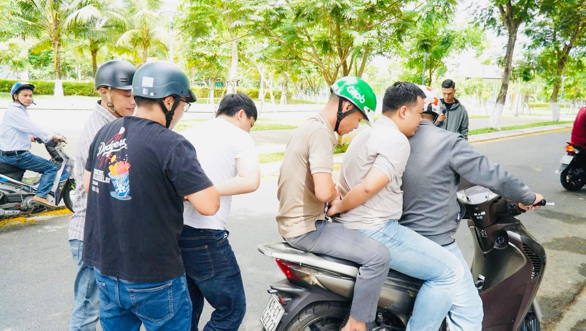 Lực lượng Công an triển khai phương án khống chế, bắt giữ đối tượng trong tình huống diễn tập giả định cướp tài sản tại ngân hàng. Ảnh: KHÁNH HUYỀN