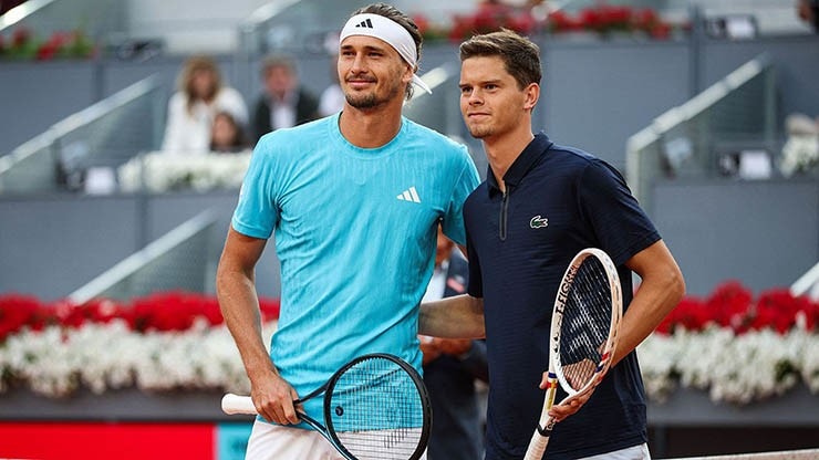 Zverev (áo xanh) thi đấu quyết tâm trước Blockx