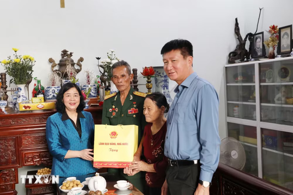 ttxvn-chu-tich-uy-ban-trung-uong-mttq-viet-nam-tham-me-viet-nam-anh-hung-tai-ninh-binh-2.jpg