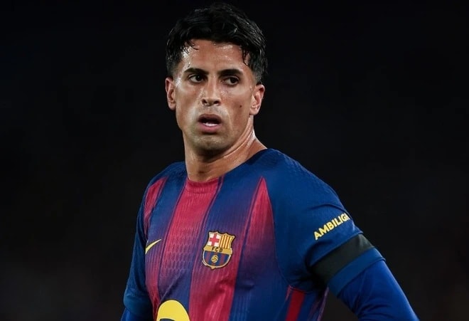 Joao Cancelo hỗ trợ triển khai bóng bên hành lang cánh.