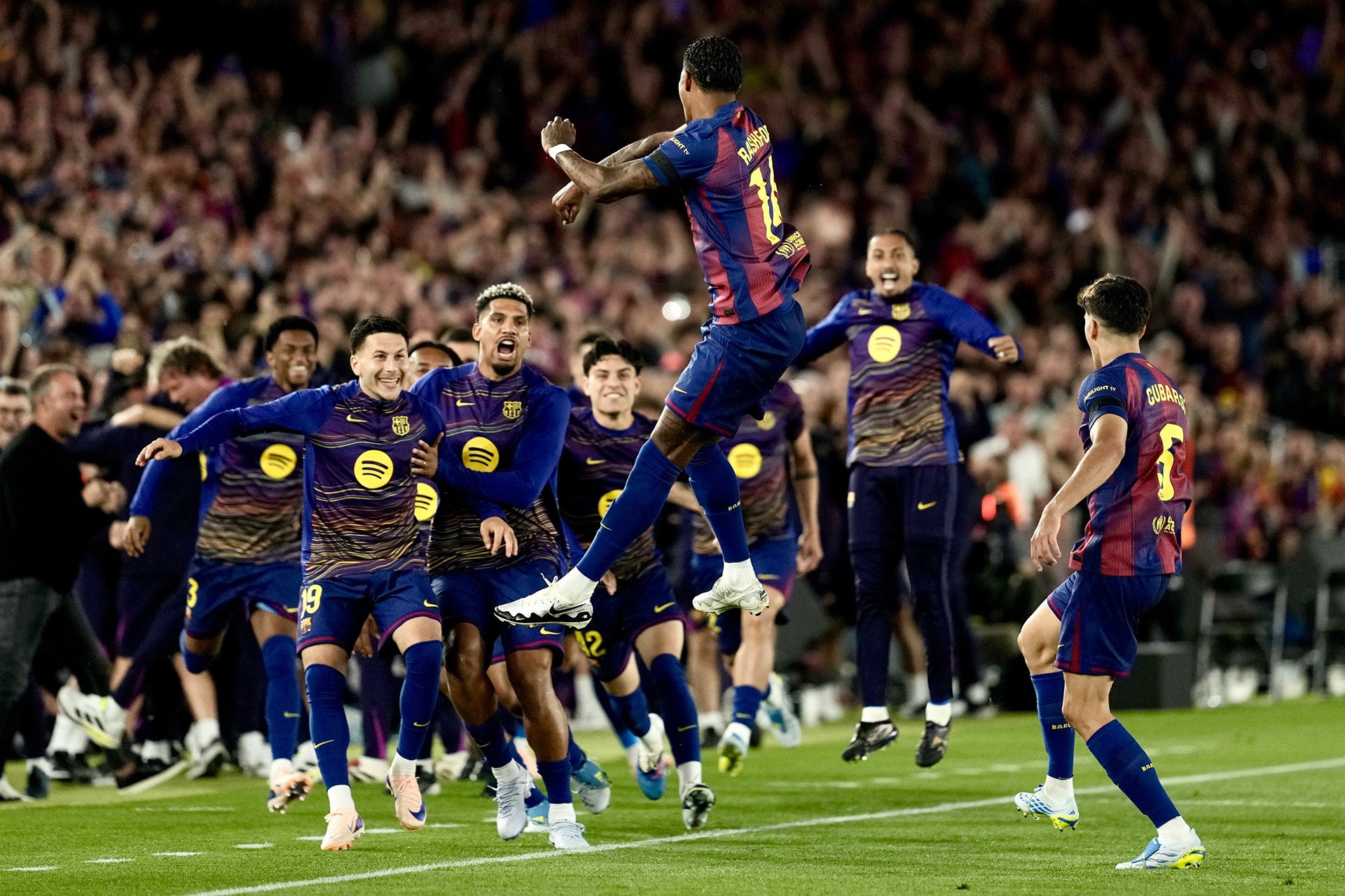 Marcus Rashford thực hiện cú sút phạt mở tỷ số cho Barcelona