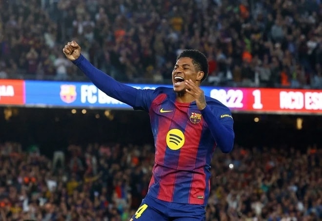 Marcus Rashford ăn mừng bàn thắng sau cú sút phạt đẳng cấp vào lưới Real Madrid.