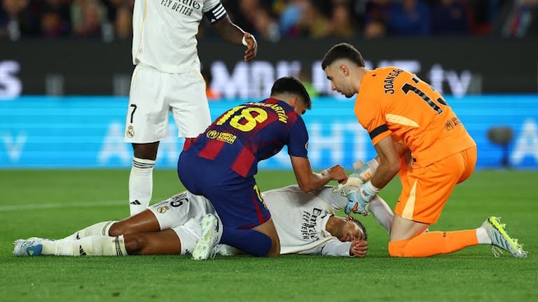 Joan Garcia tập trung trong khung gỗ của Barcelona.