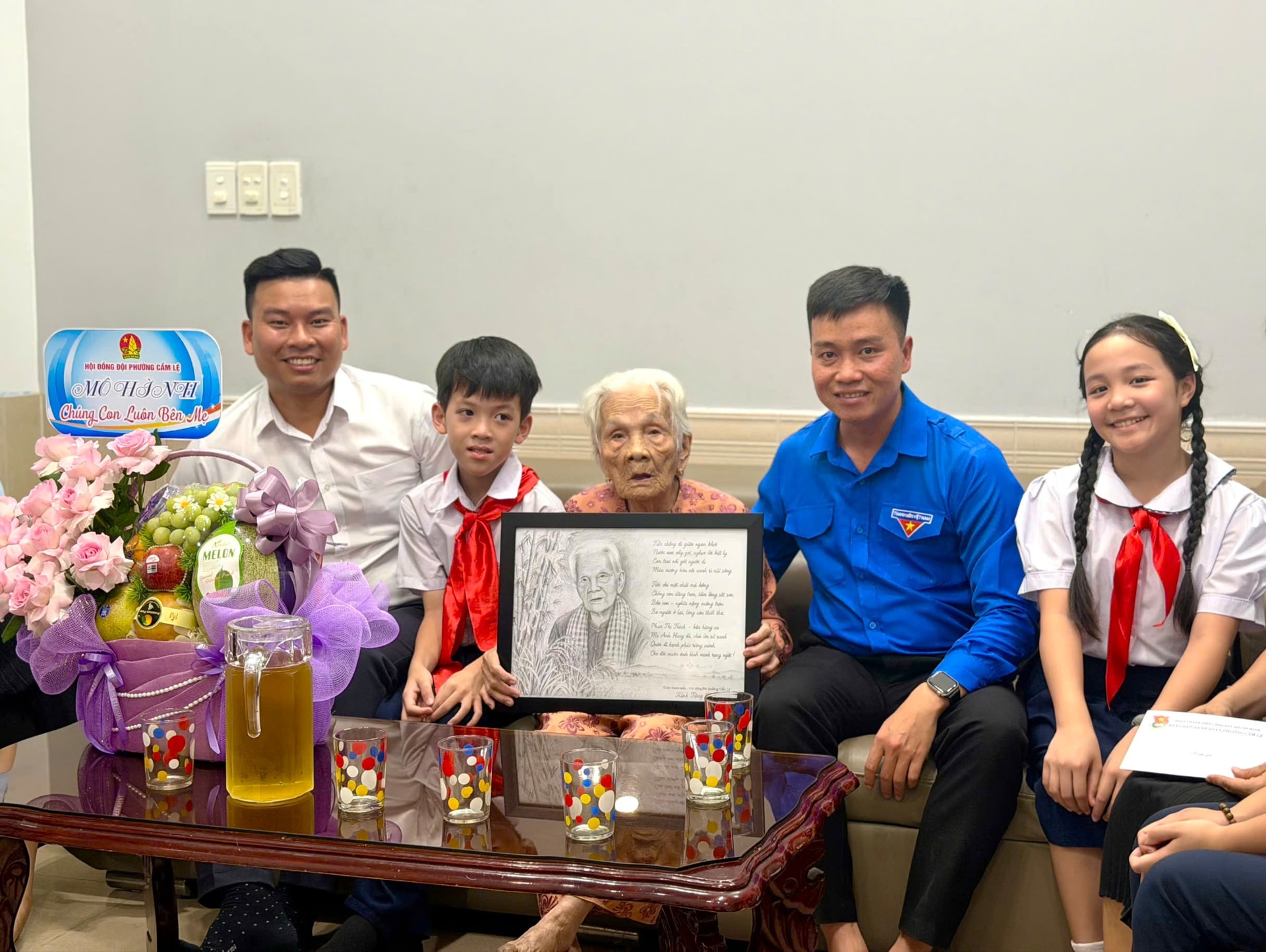 Tuổi trẻ Cẩm Lệ đến thăm, tặng quà Bà mẹ Việt Nam anh hùng Phan Thị Trinh. Ảnh: N.Q