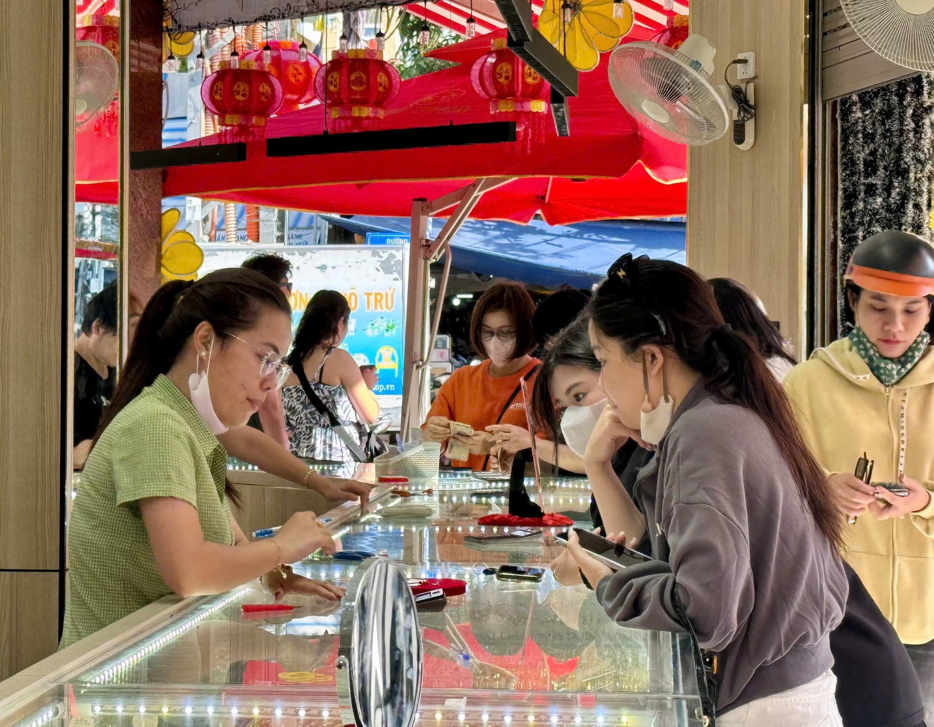 Giá vàng hôm nay 13/5/2026: Giá vàng SJC, nhẫn 9999 và vàng thế giới thứ 4