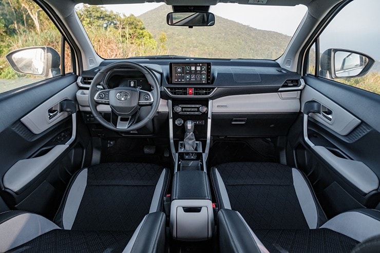 Nội thất Toyota Veloz Cross 2026 phối màu tinh tế.