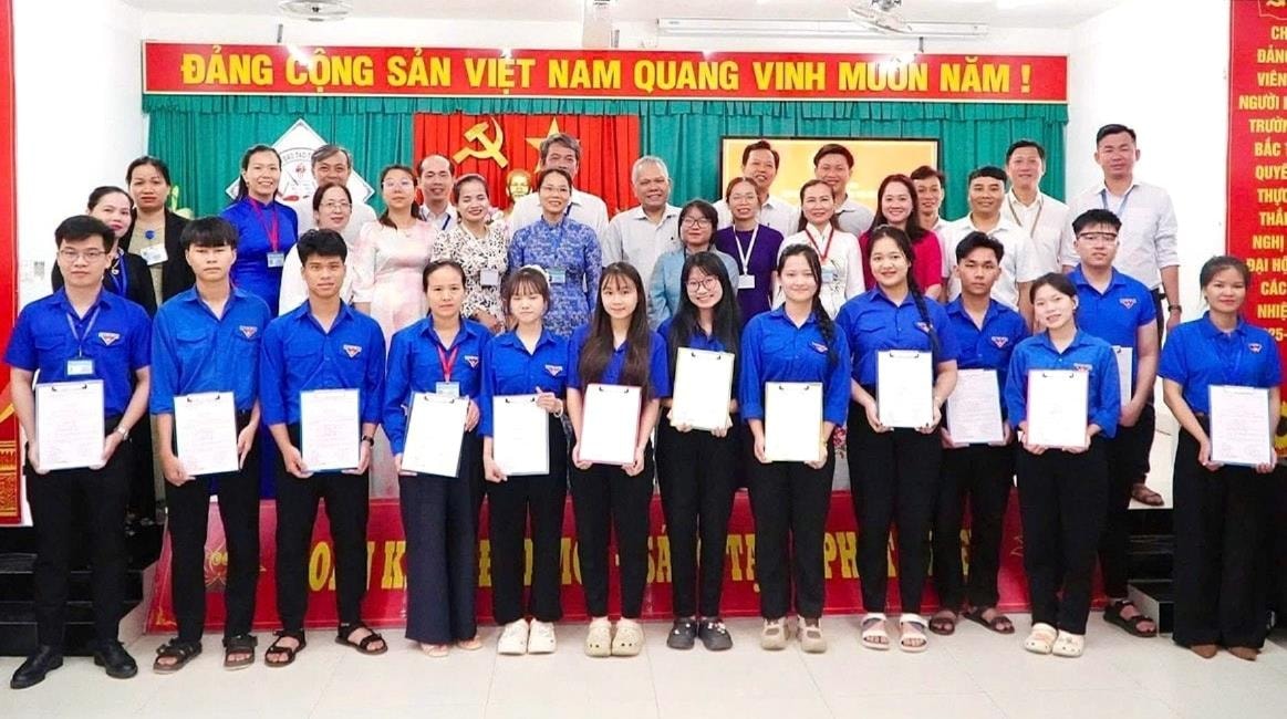 ong-huy-giua-den-dong-vien-chup-luu-niem(1).jpg