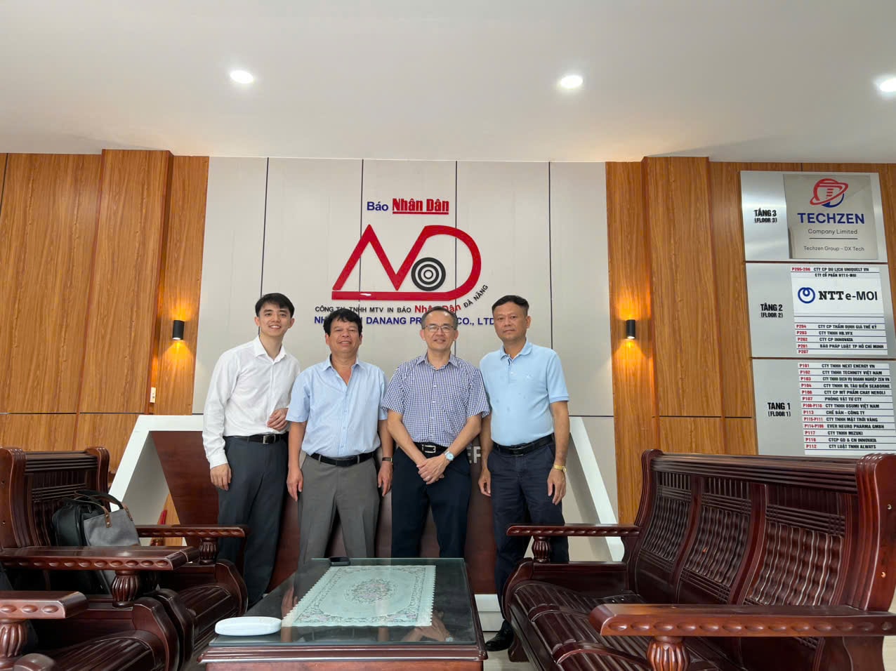 Đại diện Công ty chụp hình lưu niệm với đối tác
