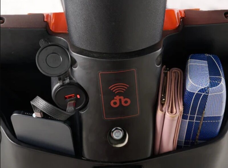 Hộc chứa đồ phía trước và cổng sạc trên Dat Bike Quantum S1