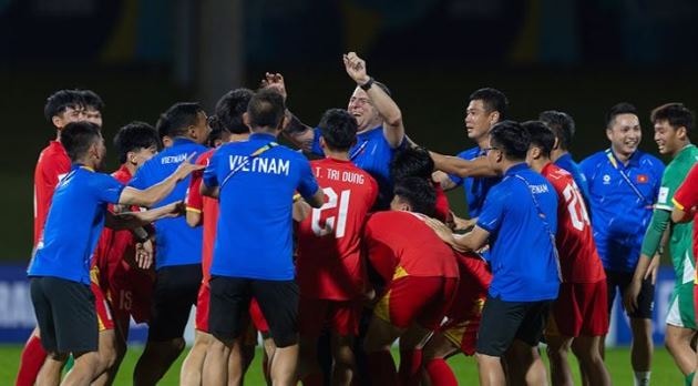 Huấn luyện viên Cristiano Roland cùng các học trò U17 Việt Nam ăn mừng chiến thắng trước U17 UAE.