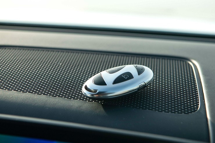 Khoang lái hiện đại của Hyundai Santa Fe với màn hình kép và vật liệu cao cấp