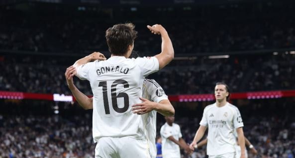 Gonzalo Garcia tỏa sáng giúp Real Madrid dẫn trước.