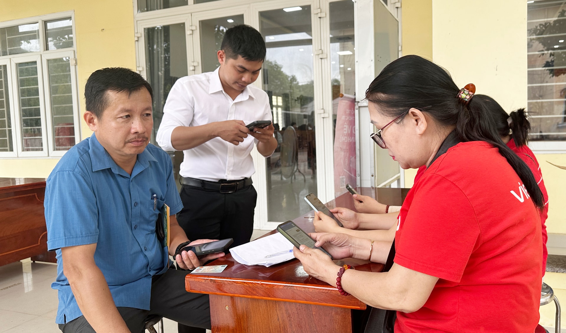 Viettel khu vực Tam Kỳ hỗ trợ xác thực thông tin thuê bao cho người dân