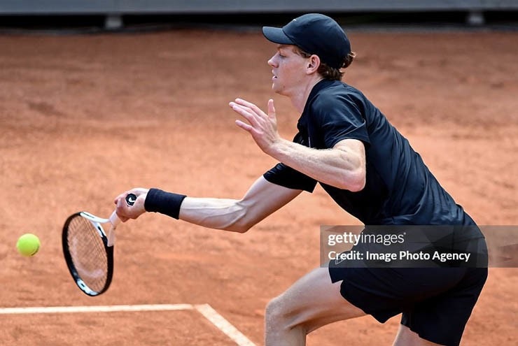 Tay vợt Jannik Sinner đối mặt với áp lực tâm lý trong trận bán kết Rome Open 2026 kéo dài hai ngày