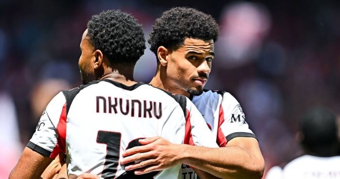 Nkunku và Athekame ăn mừng bàn thắng giúp Milan dẫn trước.
