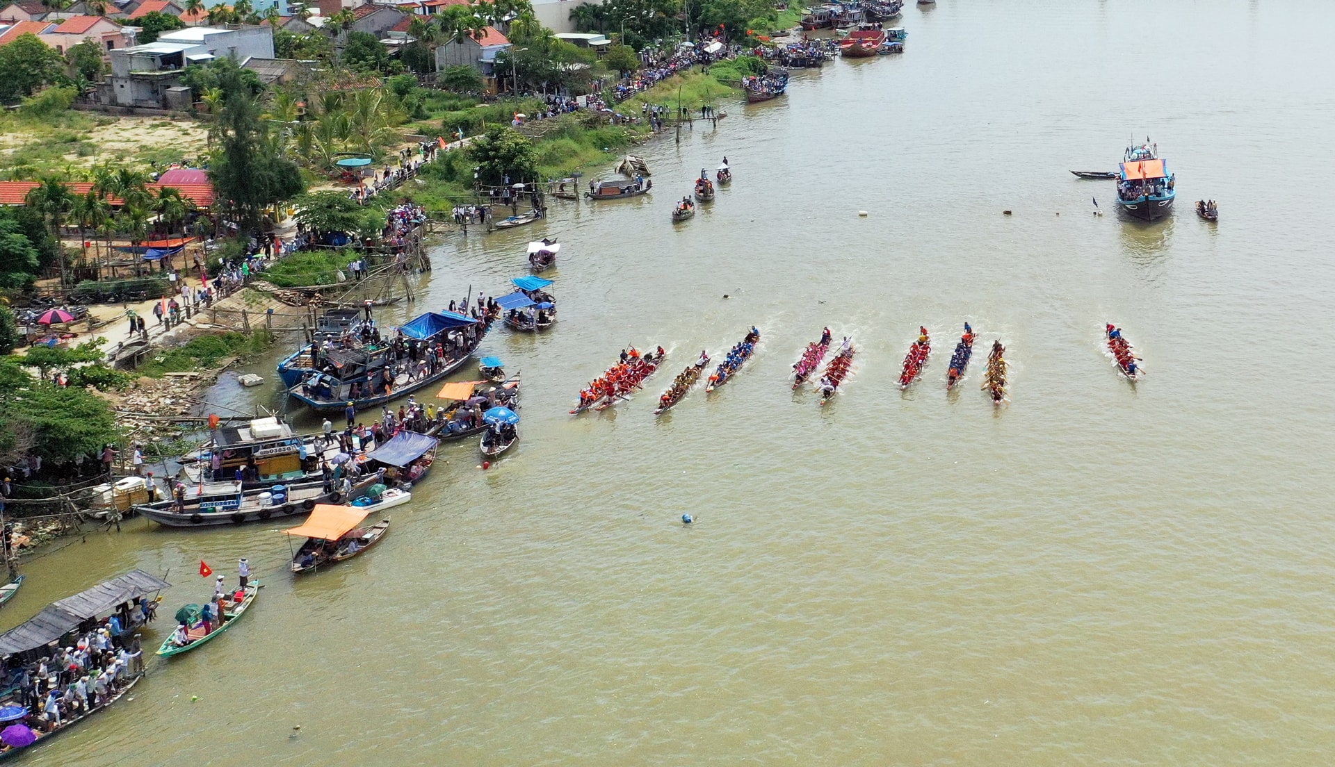 Lomba perahu di provinsi Quang Nam. Foto oleh Hong Viet.