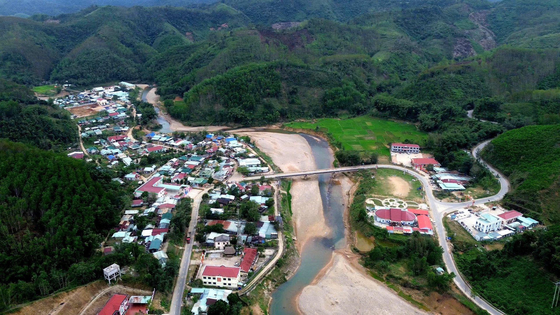 Trung tâm hành chính xã Avương từng bước đổi thay đáp ứng nhu cầu phát triển vùng biên.Ảnh: HIỀN THÚY 