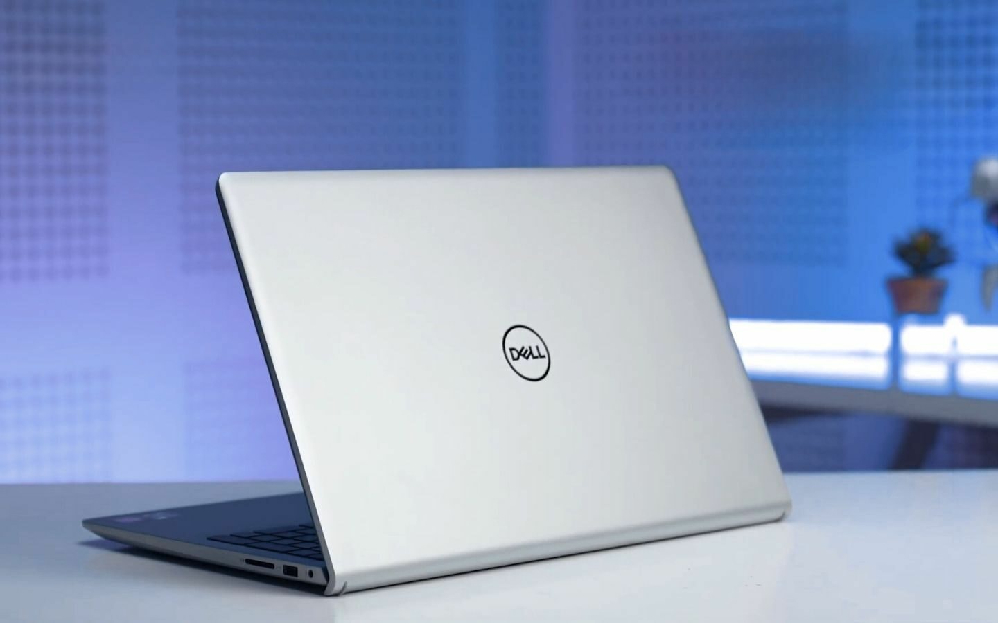 Dell 15 DC15255 được trang bị Ryzen 5 7530U cùng RAM 16GB đáp ứng tốt nhu cầu đa nhiệm hằng ngày