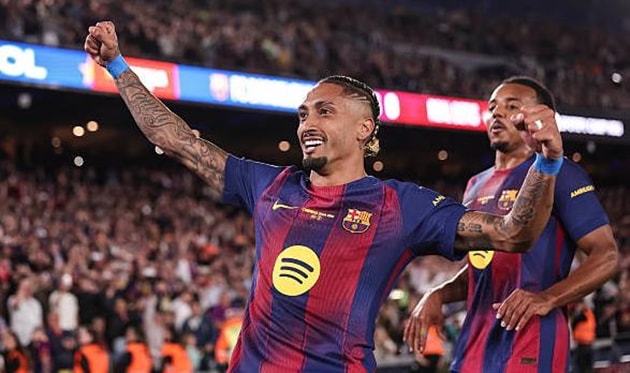 Raphinha ăn mừng sau khi ghi bàn mở tỷ số cho Barcelona trước Real Betis tại Camp Nou.