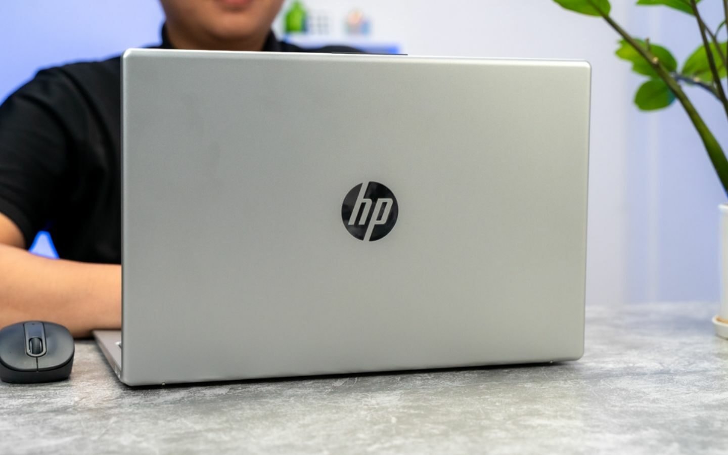 HP 15 mang đến trải nghiệm học tập và làm việc ổn định với màn hình lớn 15.6 inch Full HD