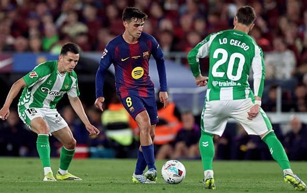 Các cầu thủ Barcelona kiểm soát hoàn toàn thế trận trước Real Betis trong trận đấu tại vòng 37 La Liga.