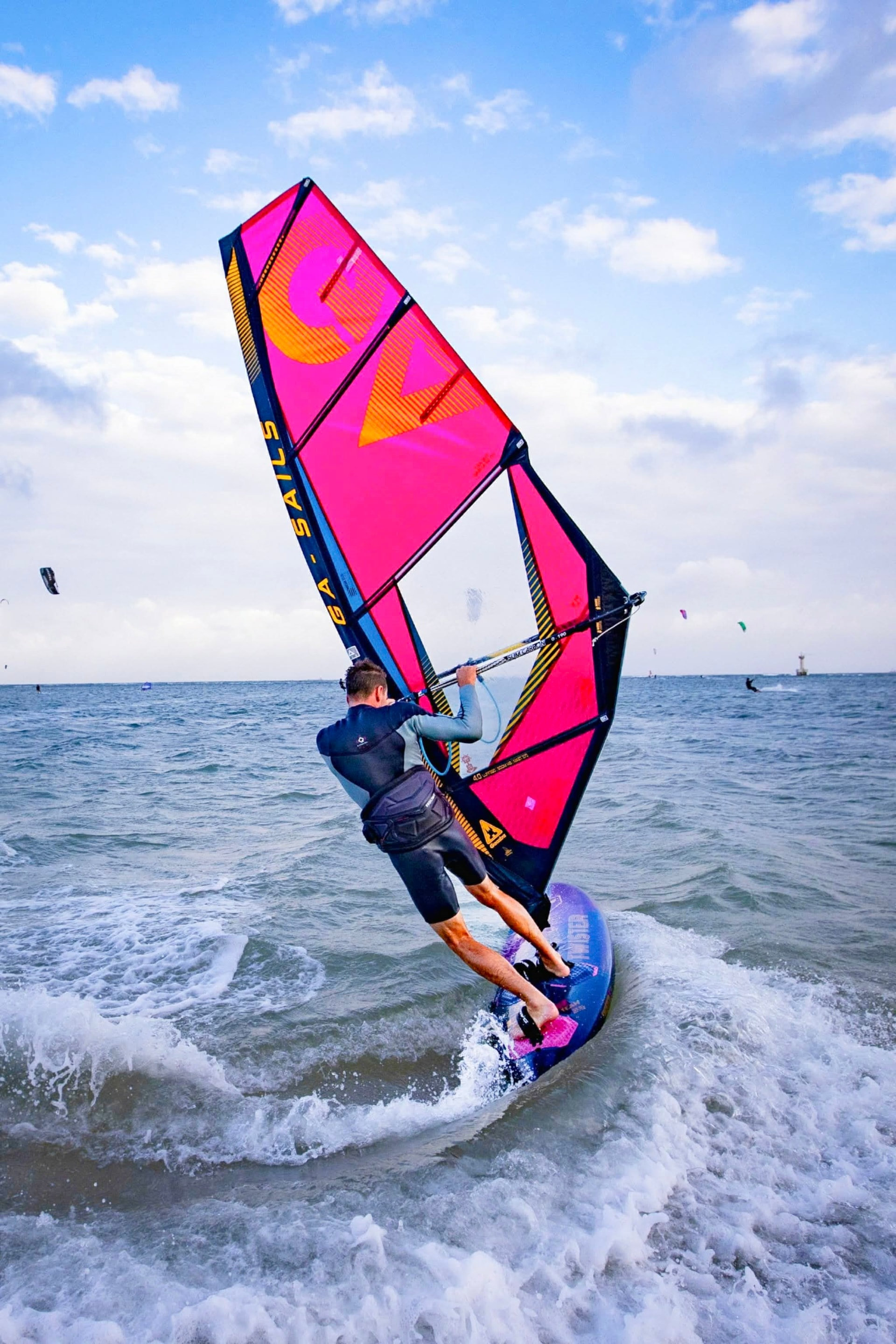 luot-van-buom-wind-surfing.jpg