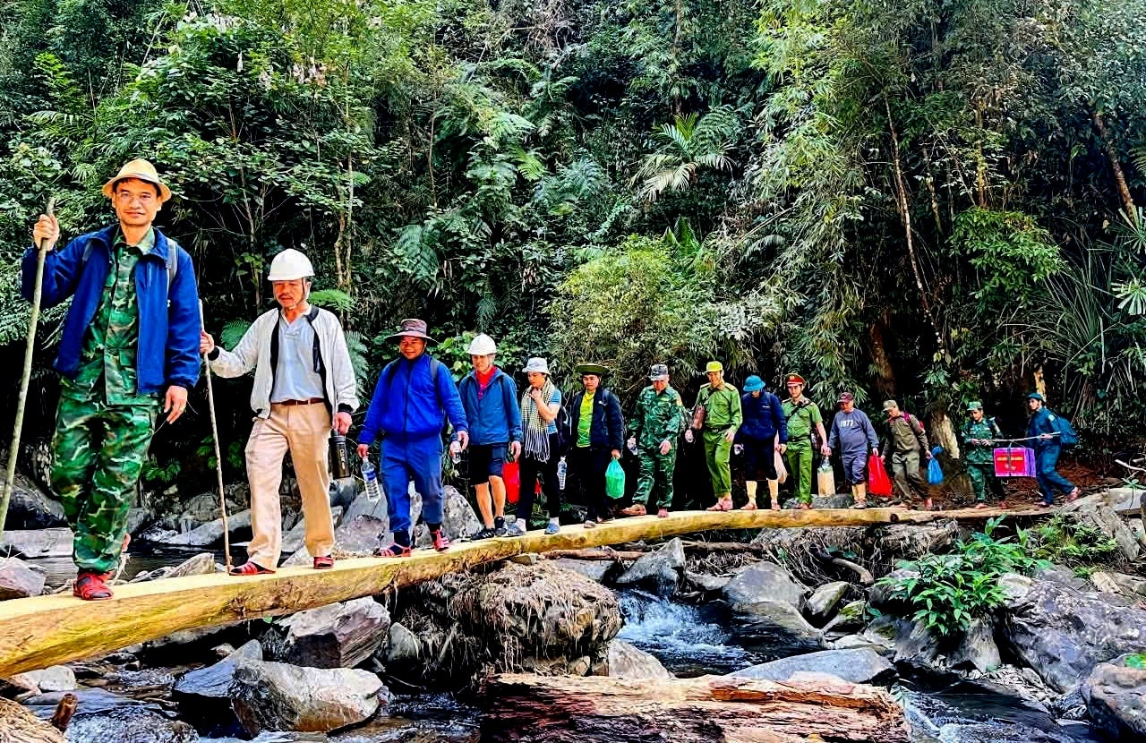 Đoàn công tác xã Avương vượt hơn 15 km đường rừng, băng suối đến thăm hỏi, động viên và hỗ trợ người dân thôn Aur. Ảnh: HIỀN THÚY