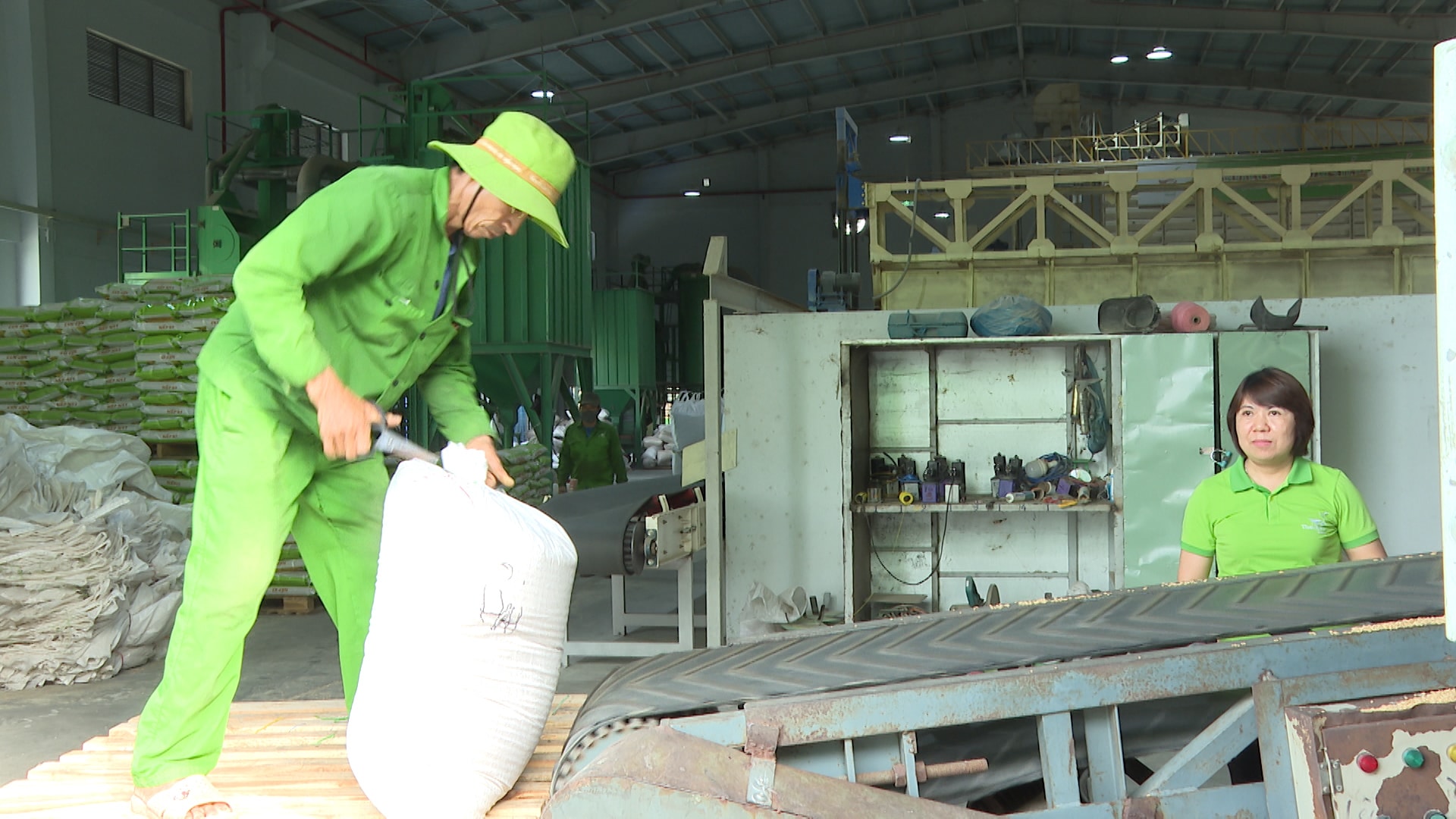La signora Nguyen Thi Thuy Huong, vicesegretaria della sezione del Partito della ThaiBinh Seed Central - Central Highlands Co., Ltd. (a destra), ispeziona il processo di produzione.