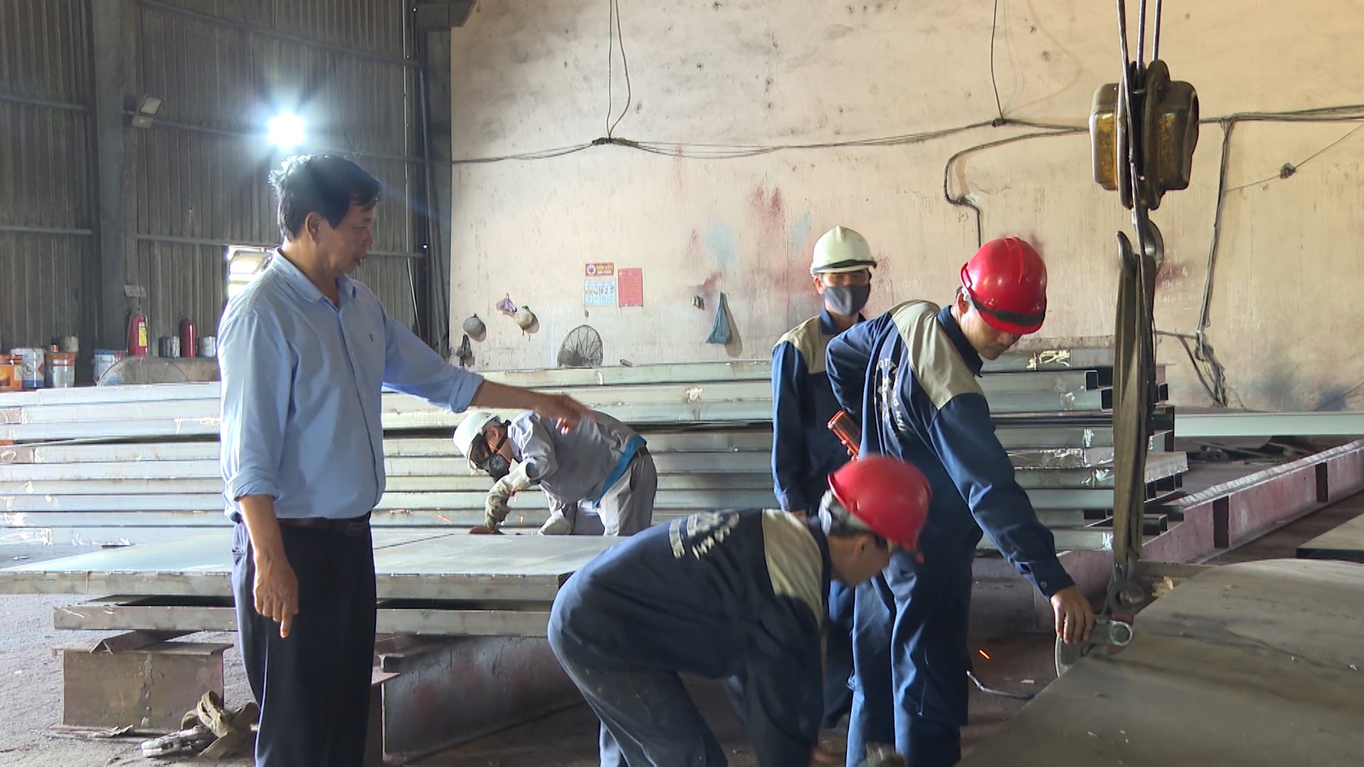 Il signor Cao Xuan Dung, segretario del Partito e direttore della Cao Xuan Dung Mechanical Engineering Co., Ltd. (all'estrema sinistra), incoraggia gli operai.