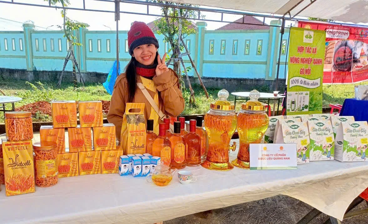 Sữa chua sấy thăng hoa bán ở thị trường. Ảnh VĂN PHIN