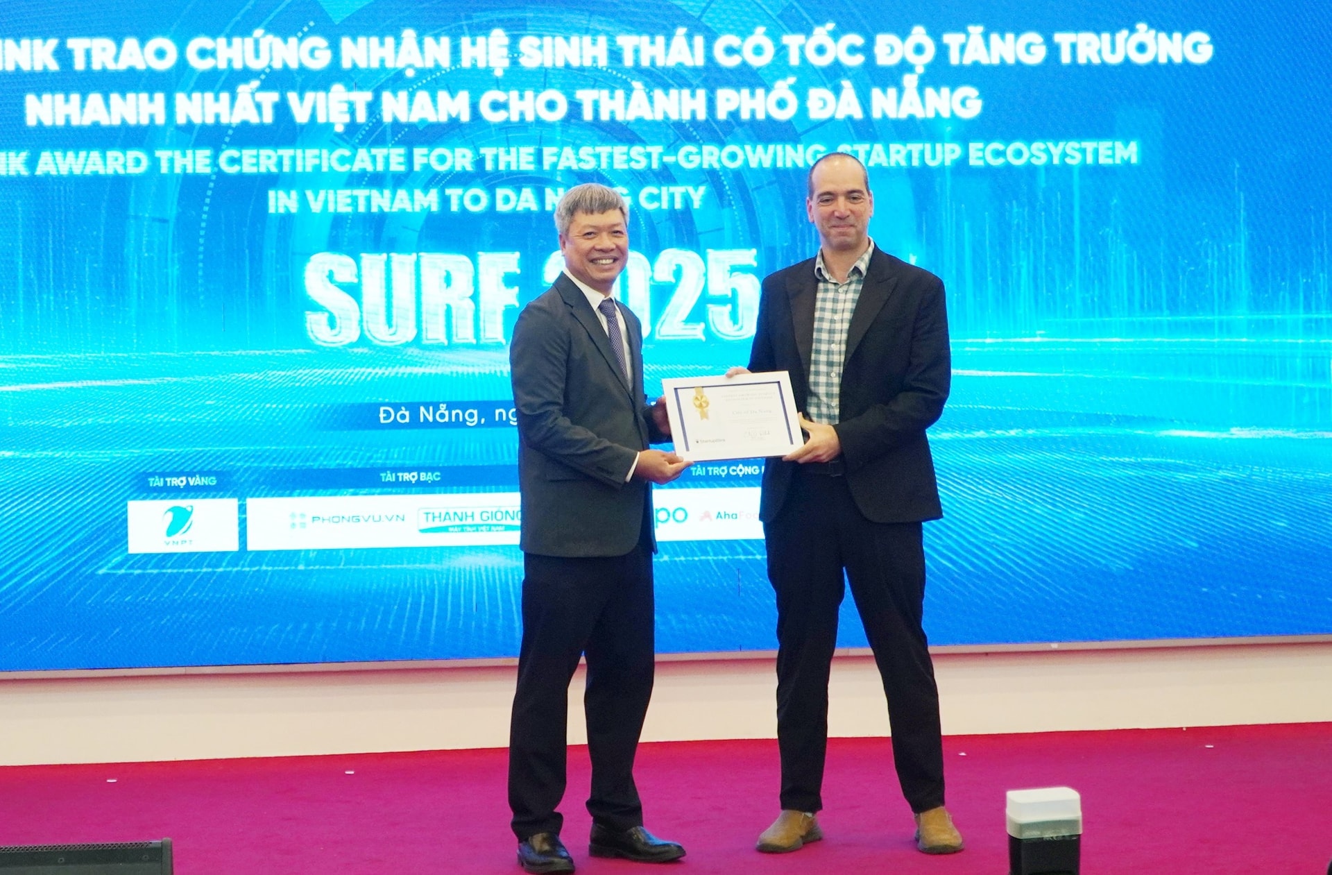 Đại diện Tổ chức StartupBlink trao chứng nhận