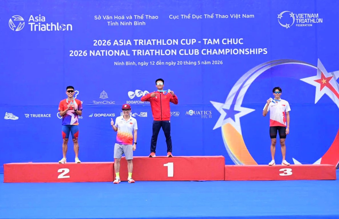 Vận động viên Hoàng Văn Hải giành Huy chương Vàng tại Giải Triathlon cúp châu Á - Tam Chúc năm 2026. Ảnh: NVCC