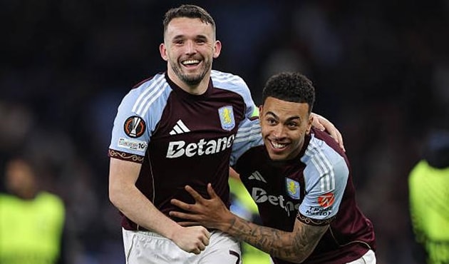 Cầu thủ Aston Villa ăn mừng bàn thắng muộn trong một trận đấu kịch tính.