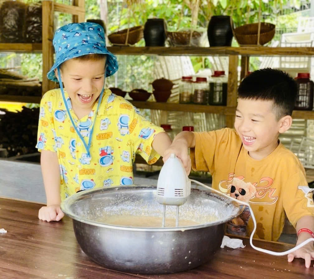 Kids' experience in cake-making activities at Leaf Village & Farm