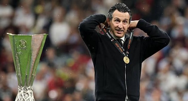 HLV Unai Emery chỉ đạo các học trò trong trận chung kết tại Istanbul.