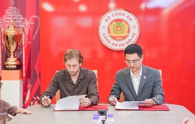 Stefan Mauk trong màu áo CAHN