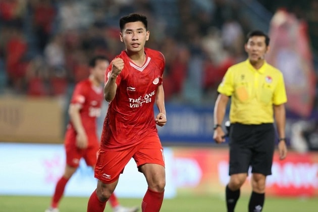 Xuân Tiến có một pha volley thành bàn tuyệt đẹp.