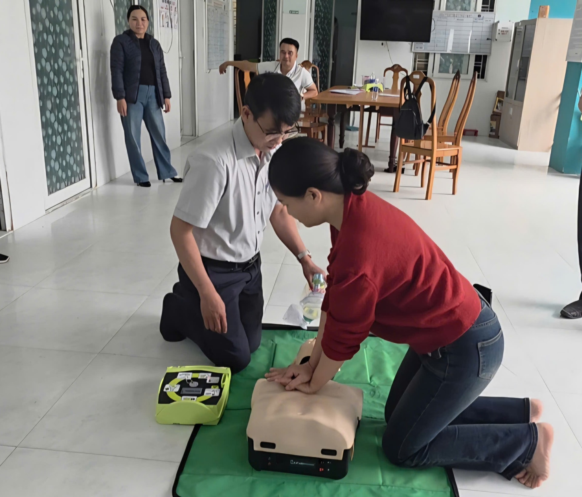 Trung tâm Cấp cứu thành phố hướng dẫn máy sốc điện tự động (AED) kết hợp hồi sức tim phổi cơ bản (BLS) cho nhân viên y tế cơ sở. Ảnh L.H