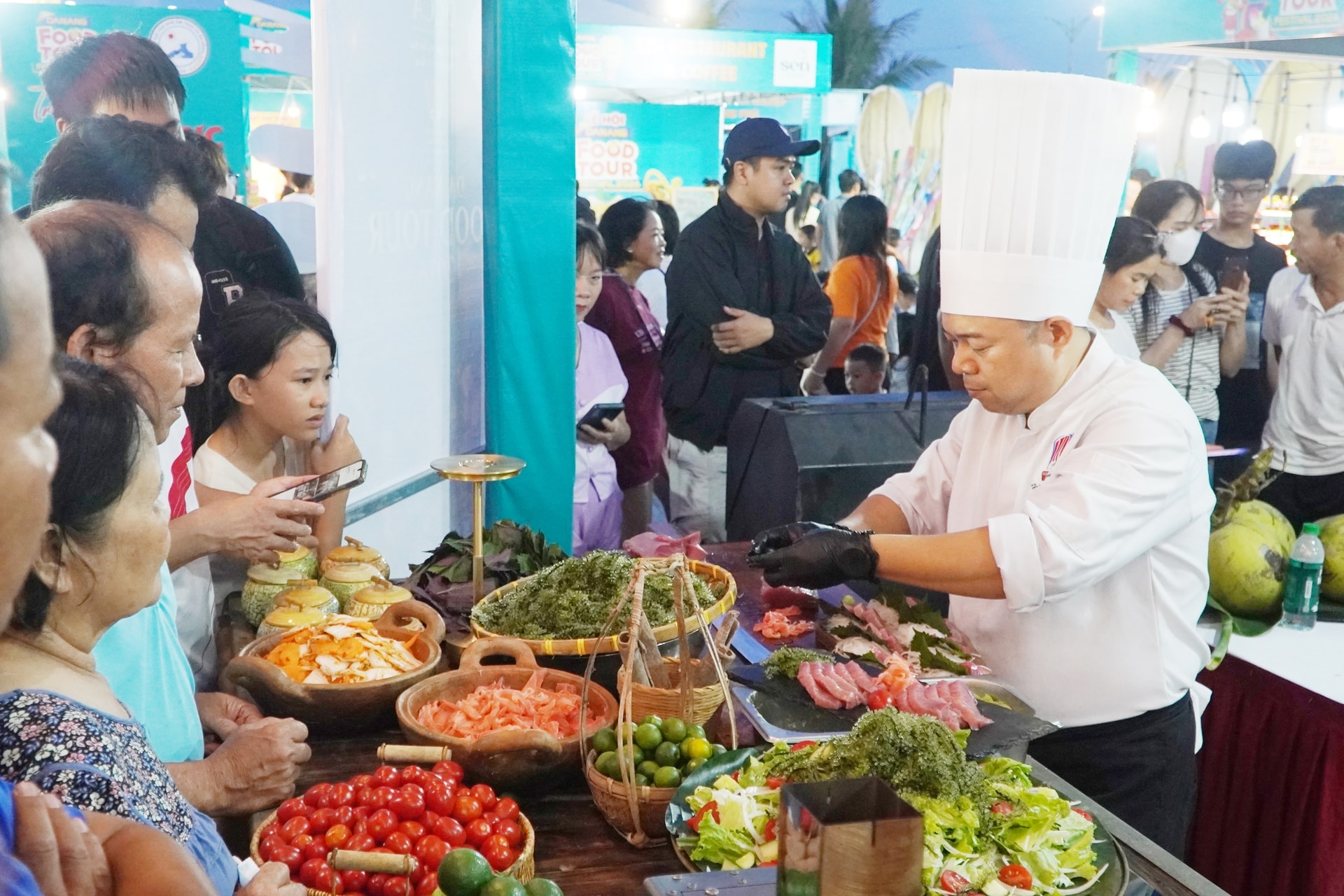 Professional chefs prepare ocean tuna sashimi to serve visitors. Photo: PHAN VINH