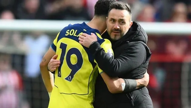 HLV De Zerbi và các học trò Tottenham chuẩn bị cho trận quyết đấu Everton.