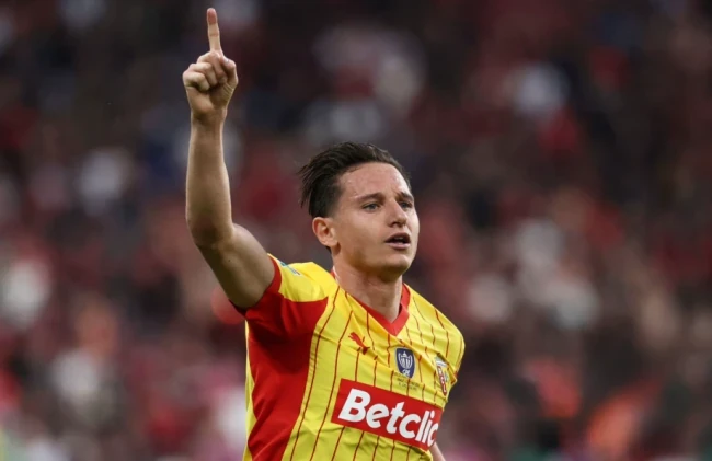 Thauvin ghi bàn cho Lens.
