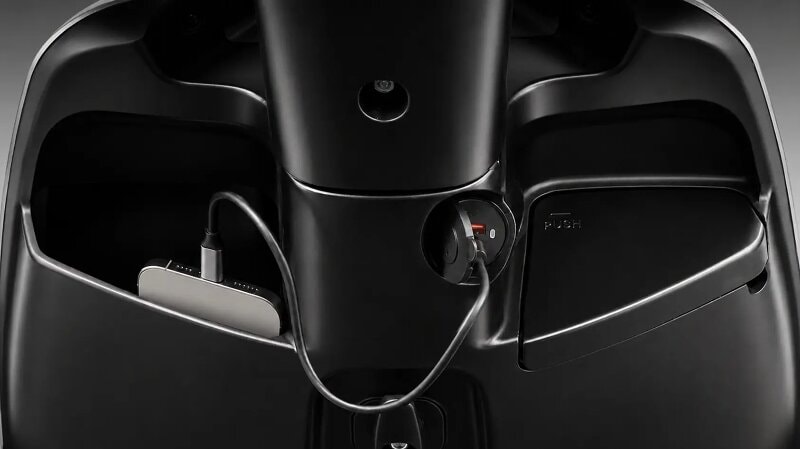Phiên bản Dat Bike Era E1 sở hữu nhiều tiện ích cao cấp hơn