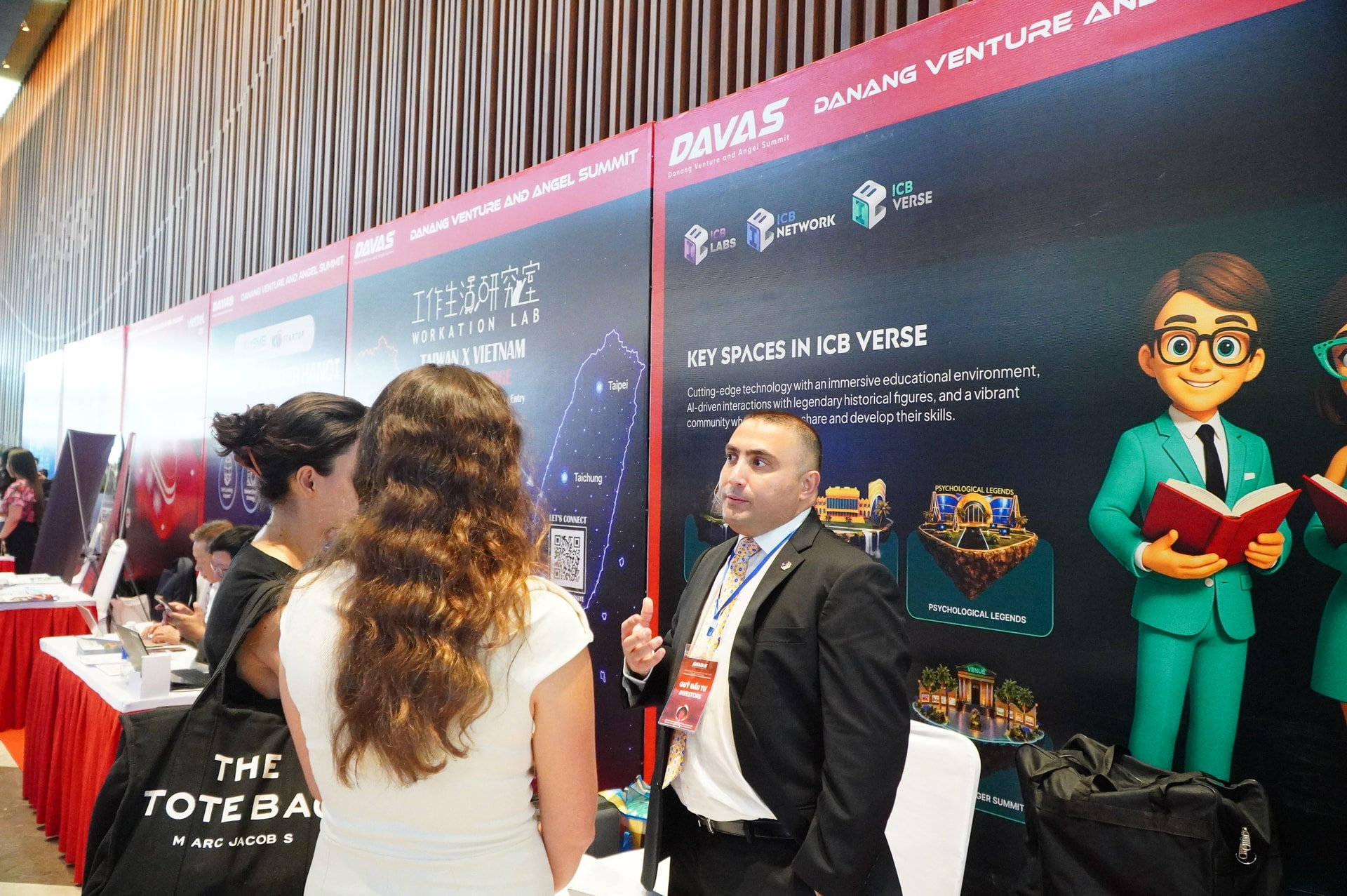 Delegates visit and exchange ideas at exhibition booths during DAVAS 2026. Photo: VINH ANH