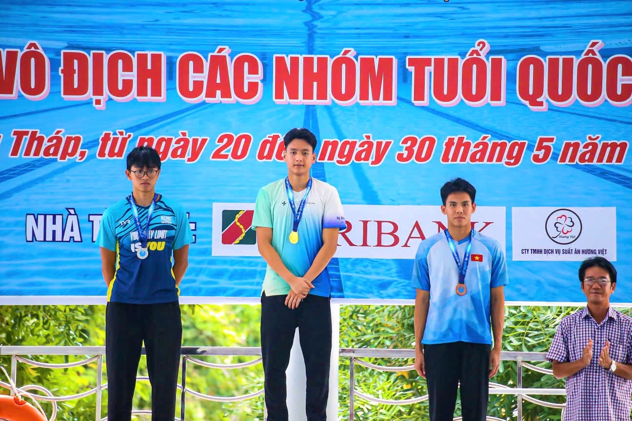 Trần Văn Nguyễn Quốc (thứ 2, bên trái qua) có giải đấu thành công với 6 Huy chương Vàng. Ảnh: NVCC