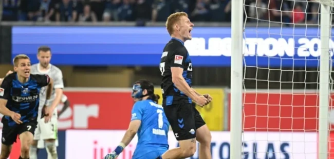 Laurin Curda ăn mừng bàn thắng đưa Paderborn lên Bundesliga.