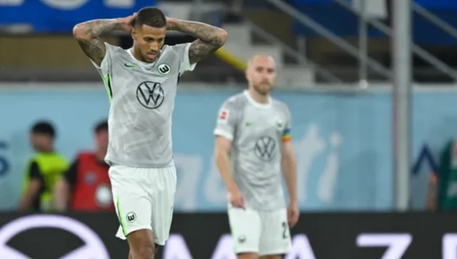 Nỗi thất vọng của các cầu thủ Wolfsburg sau khi xuống hạng.
